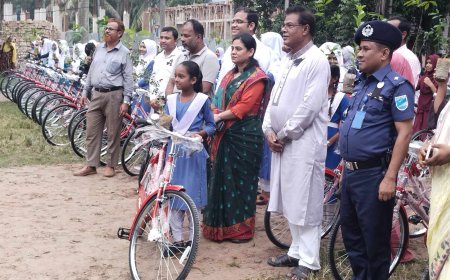 সিংগাইরে বাইসাইকেল পেল ১৪৮ মেধাবী শিক্ষার্থী