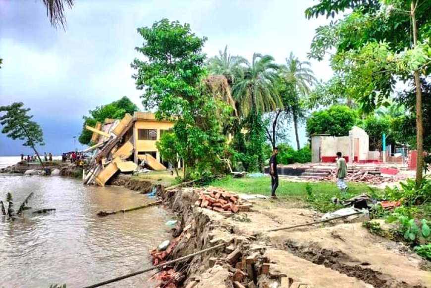 পদ্মার ভাঙনে বিদ্যালয়ের আংশিক নদীগর্ভে