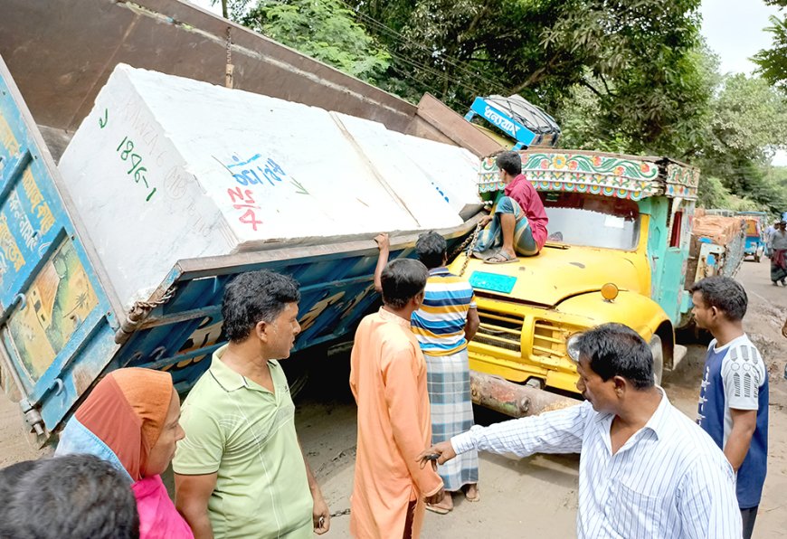 ৩ ঘন্টা পর বেউথা-আন্ধারমানিক সড়কে যান চলাচল স্বাভাবিক