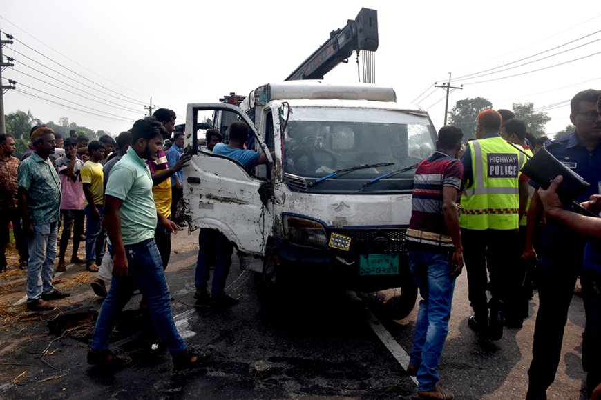 বাসের ধাক্কায় লেগুনা খাদে, নিহত চার