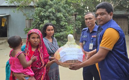 শহীদ রফিকের পরিবারকে ঈদ উপহার দিলেন পুলিশ সুপার